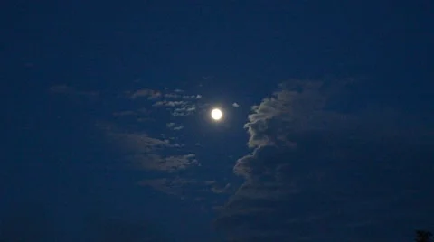 The moon in the night sky. 動画素材 52565312