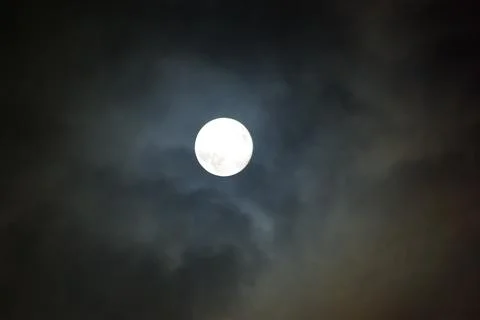 The moon in the night sky. Fotos de archivo