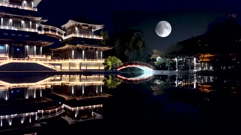 The moon over ancient buildings Vídeo Stock 251247076