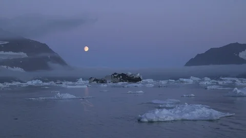 Moon over the Arctic Mountains and the ocean, Greenland Vidéo 103575962