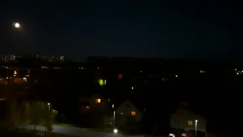 The moon over the night city, time laps Vídeo Stock 163748338