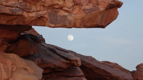 Moon peeking through the cracks in the desert rocks 스톡 동영상 152311853