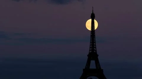 Moon rise behind Eiffel Tower Paris Foto stock