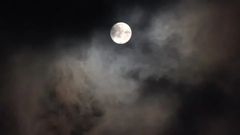 Moon Rises in Clouds in Night Sky, Halloween View in Time Lapse, Evening Vídeo Stock 344393421