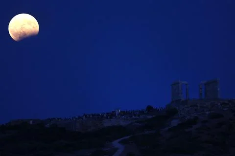 The moon rises over the temple of Poseidon in cape Sounio, 65 km south of Athens Fotos Stock