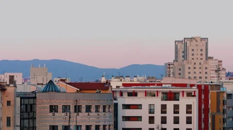 Moon rising in city (timelapse) Stock Footage 58729331