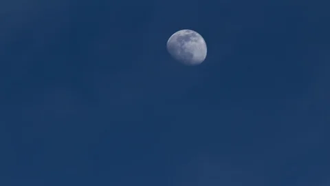 Moon rising in day timelapse Видео 128295794