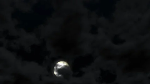 Moon rising at night with clouds rolling 库存影片 35287597