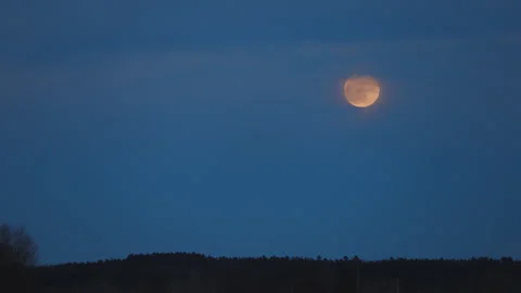 Moon rising though clouds timelapse full moon country side  Vídeo Stock 289596929