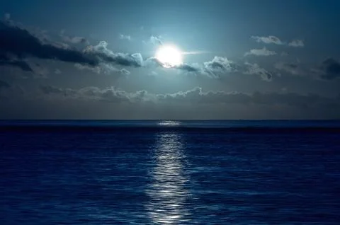 Moon on the sea. Ilustração Stock