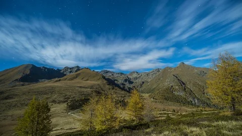 From the moon set to sunrise timelapse in Val Camonica Stockbeeldmateriaal 128732878