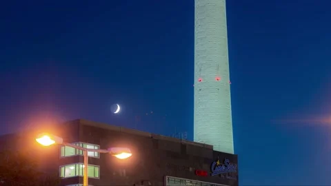 Moon setting at Berlin TV tower 스톡 동영상 143883536