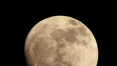 Moon shines through clouds 動画素材 81965858