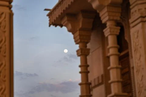 Moon shot at dusk from flat angle Foto stock