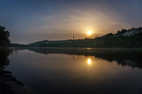 Moon in starry night sky reflected in the river. Foto stock