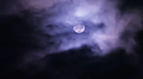 Moon Through Creepy Clouds at Night Vidéo 42243233