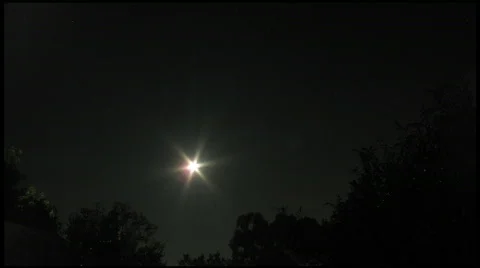 Moon time lapse with clouds rolling in Video stock 795317