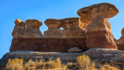 Moon View in the Formations at Devil's Garden, Hole in the Wall Road, Grand Foto stock