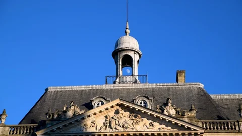 The moon viewed thru a tower on a building in Bordeaux city 스톡 동영상 129372750