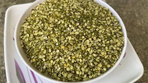 Moong Dal in Bowl Close-Up | Split Green Gram Lentils Macro Shot Natural Footage Vidéo 318728992
