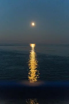 Moonlight dances on tranquil water during a peaceful evening Foto stock