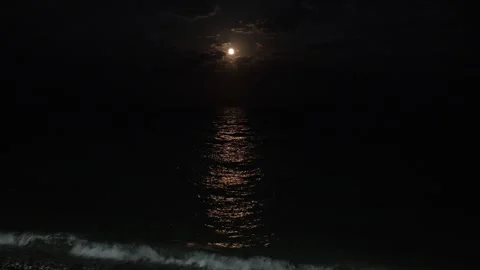 Moonlight on the sea surface at night 库存影片 318250607