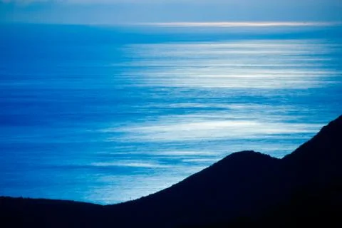 Moonlight on smooth ocean surface Fotos Stock