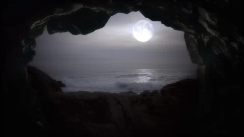 Moonlit Sea View Through a Cave Opening With Full Moon Over Calm Waves Stockbeeldmateriaal 318621036