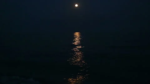 Moonlit track and full moon at dusk over the sea. Time laps. Vídeo Stock 104926943