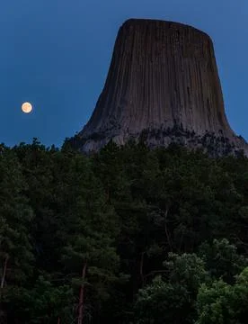 Moonrise on Devils Tower, Devils Tower National Monument, Wyoming Foto stock