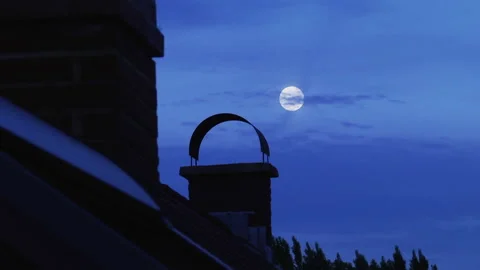 Moonrise over rooftop and clouds 動画素材 125699293