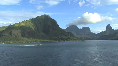 Moorea pans departure Stock Footage 5501121