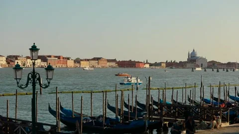 Moored gondolas. Several gondolas in a row. Gondolas near the pier. Beautiful 库存影片 131856550