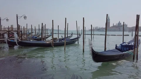Moored Gonolas in St Marks Square. 4K Vídeos de archivo 106748923