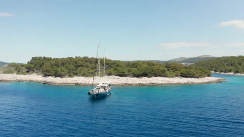 Moored sailboat seen from above Vidéo 219954993