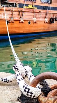 Moored Ship Using Rope and Mooring Knot, Symbol of Serenity and Protection. Foto stock