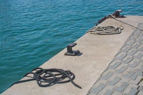 Mooring knobs and water Stock-Fotos