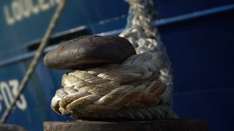 Mooring rope. Ship in the harbor. Stockbeeldmateriaal 101531297