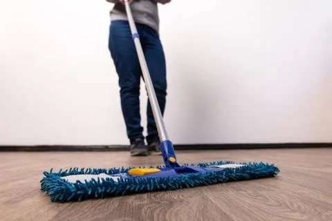 Mop closeup in the hands of a man. general cleaning in the apartment and office. Foto stock