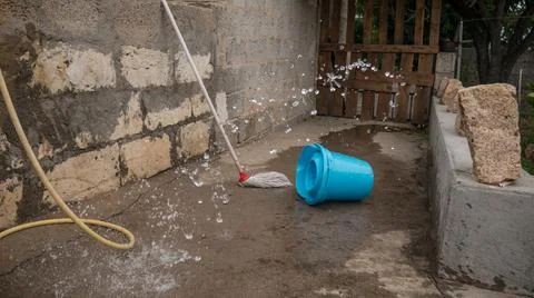 Mop with mop left on the ground that are flooded with, sprayed with a spray of Stock-Fotos