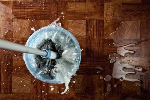 Mop Splashing into Bucket Foto stock
