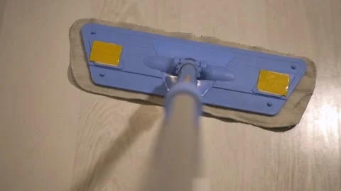 The mop washes the floor top view Vidéo 142907431