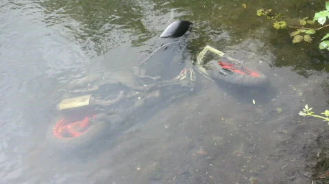 Moped in river Stockbeeldmateriaal 862036