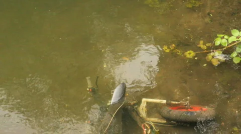 Moped in river tilt Video stock 861980