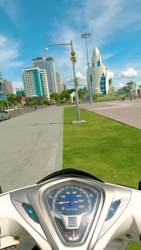 A moped unexpectedly takes off over the square Video stock 254405050