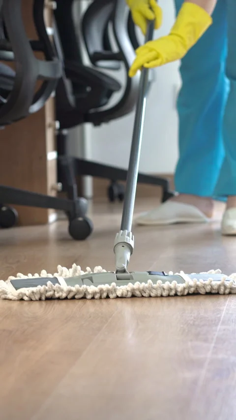 Mopping the office floor Vídeos de archivo 335240947