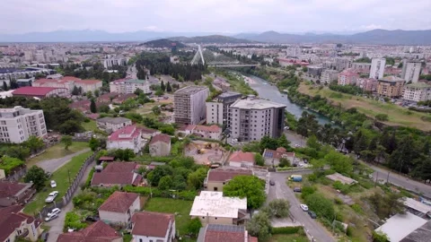Morača River Winding Through Podgorica Toward Millennium Bridge Vídeo Stock 345205630