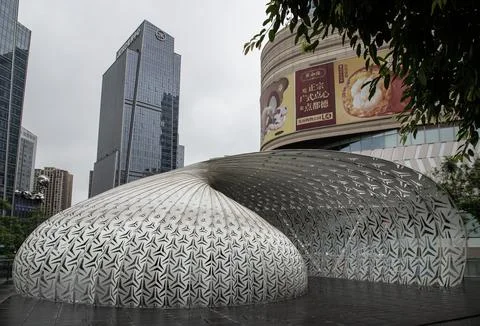 A more concise, modern flow Formed by an intricate mesh of white, parametri.. Foto stock