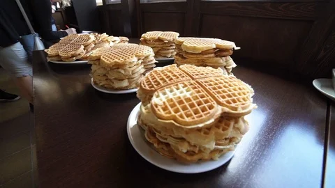 More waffles Vídeos de archivo 89684675
