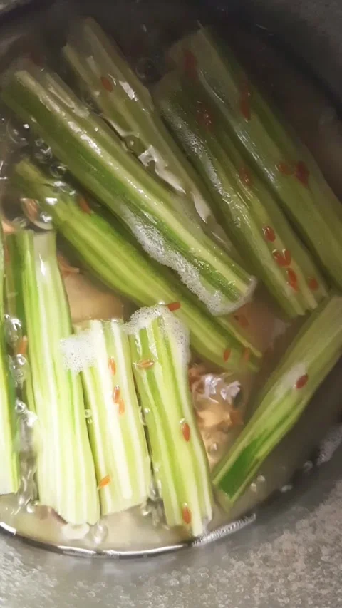 Moringa Drumsticks Simmering with Cumin in Water on Stovetop 库存影片 341803176